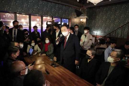 28일 윤석열 국민의힘 대선 후보가 소상공인 영업제한 피해 현장인 서울 종로구 한 음식점을 찾아 자영업자들과 면담하고 있다. 국민의힘 선대위 제공.